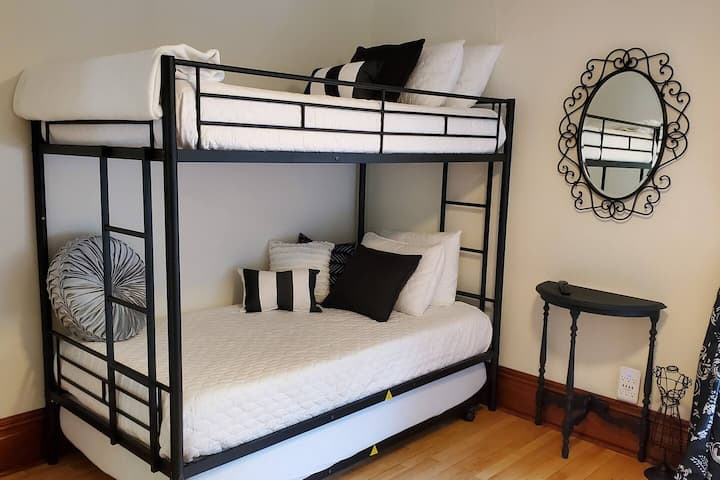 Დარბაზის ბოლოში მდებარე საძინებელში არის ხუთი ტყუპი საწოლი (შესაძლებელია ორი საწოლის გამოღება დიდი ზომის საწოლის დასამზადებლად), კარის სრულმეტრაჟიანი სარკე, 50"-იანი სმარტ-ტელევიზორი,  ჭერის ვენტილატორი და განათება, ასევე, შესასვლელი კარადა დასაკიდი სივრცით.