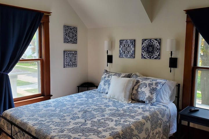 Კიბის ზედა ნაწილში პირველ საძინებელში (ლურჯ ოთახში) არის ორადგილიანი საწოლი, წასაკითხად განკუთვნილი კედლის სკონები, 50"-იანი სმარტ-ტელევიზორი,  ჭერის ვენტილატორი და განათება, ასევე, კარადა დასაკიდი სივრცით.