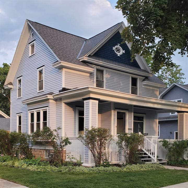 Historic Colonial in downtown De Pere, sleeps 9