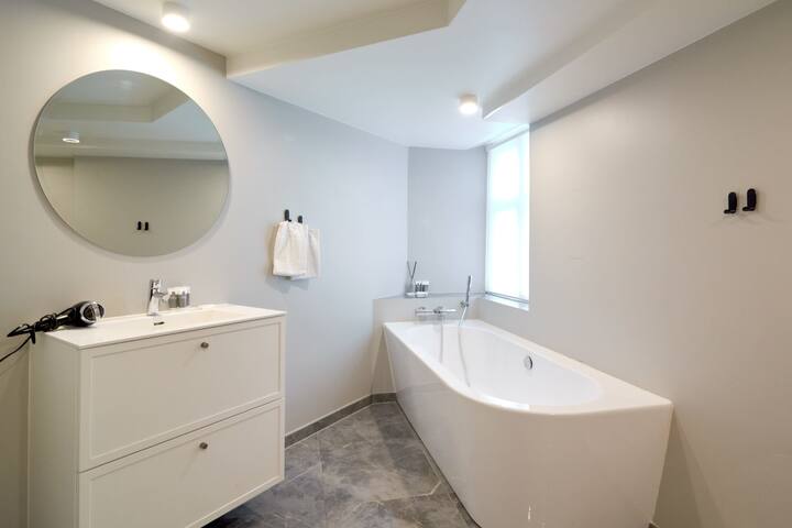 Luxurious 3BR Ground-Floor Flat in Superb Location gallery image 5