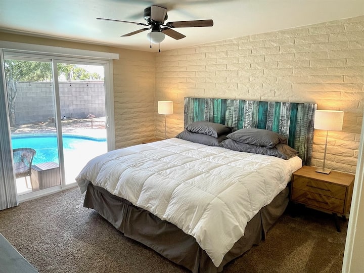 חדר שינה ראשי עם מיטת קינג וחדר רחצה צמוד