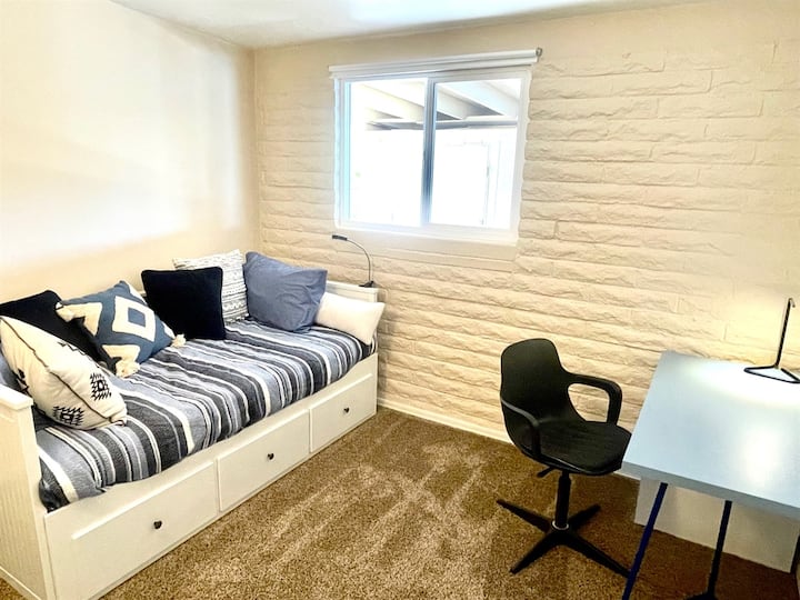 חדר שינה מס '4 עם מיטת יום זוגית ומרחב עבודה עם שולחן כתיבה