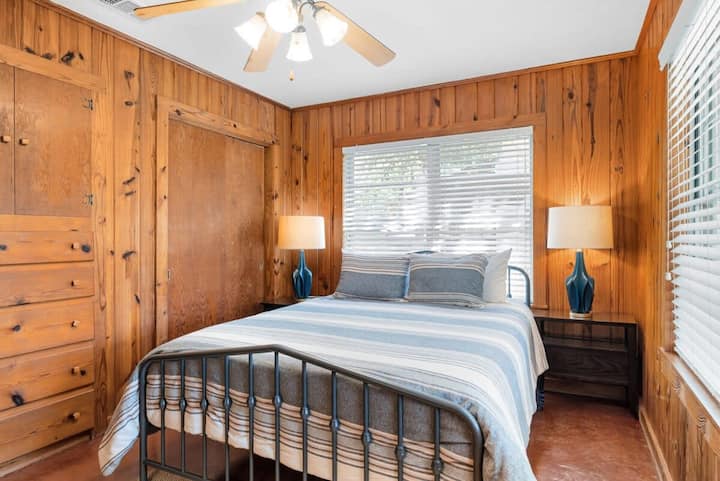 Bedroom 2 - Queen bed