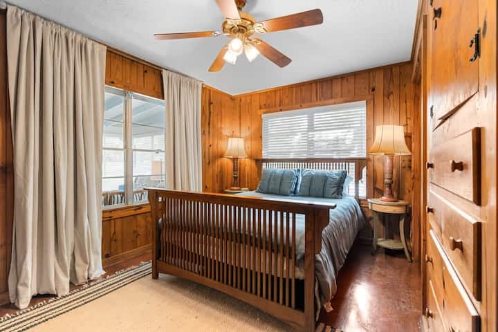 Bedroom 1 - Queen bed