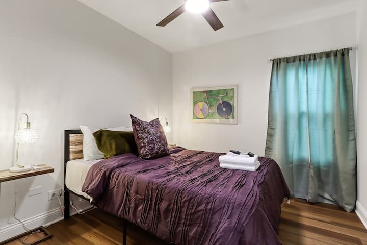 Spavaća soba br. 1 – bračni krevet (širine 150 – 179 cm), zajednička kupaonica