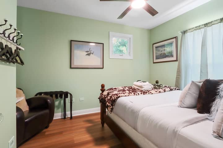 Spavaća soba br. 2 – bračni krevet (širine 150 – 179 cm), zajednička kupaonica