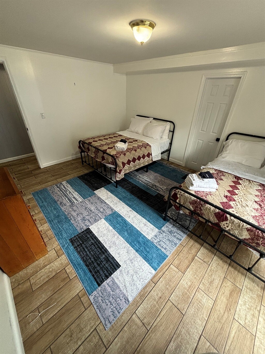 Два полни кревета со приклучена бања