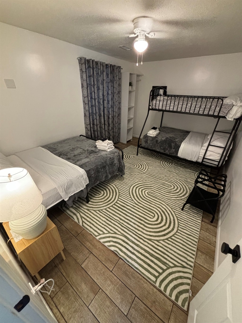 2 полни кревета + брачен кревет (широк 150-179 см)