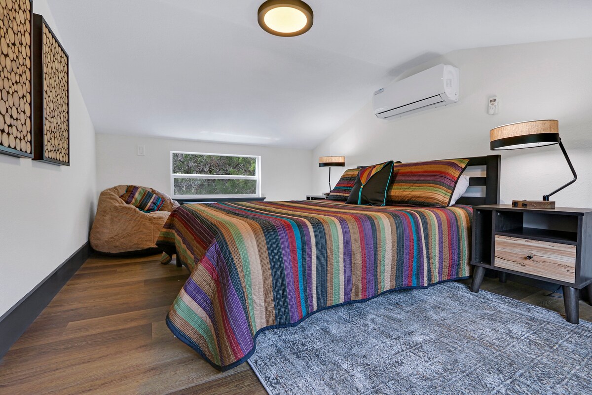 2号卧室在楼上，配有一张标准双人床，配有一个迷你分体式空调。