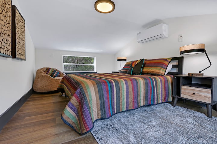 Спалня 2 е на горния етаж с двойно легло и разполага с мини - сплит климатик.