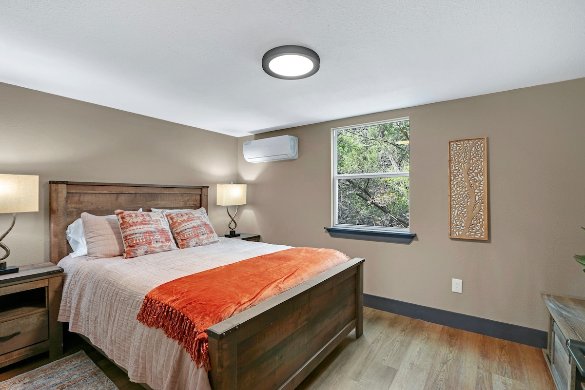 楼下的1号卧室，配有一张双人床和迷你分体式空调。