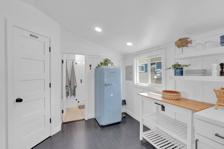 Remodeled 2BR -Prime Location -Private Views Patio gallery image 3