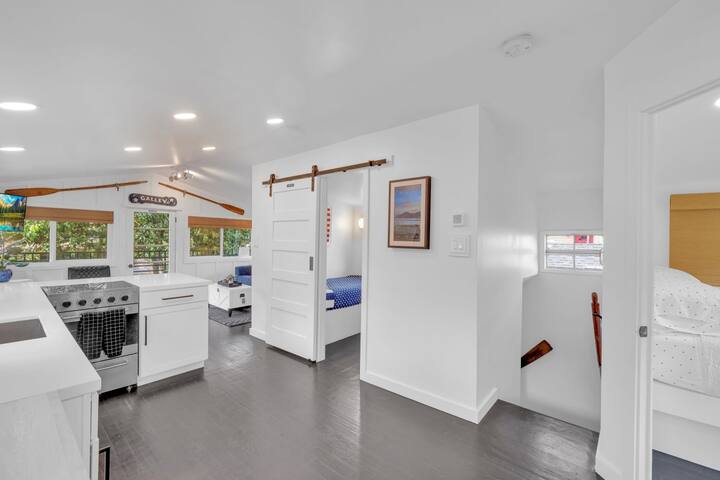 Remodeled 2BR -Prime Location -Private Views Patio gallery image 5