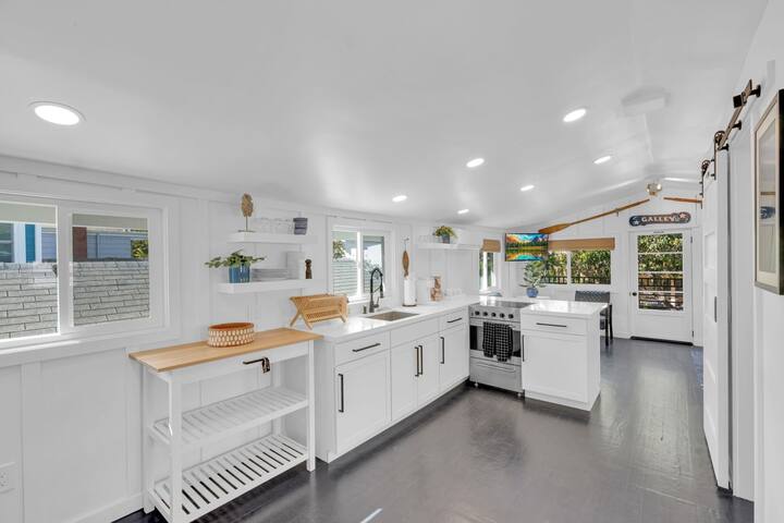 Remodeled 2BR -Prime Location -Private Views Patio gallery image 4