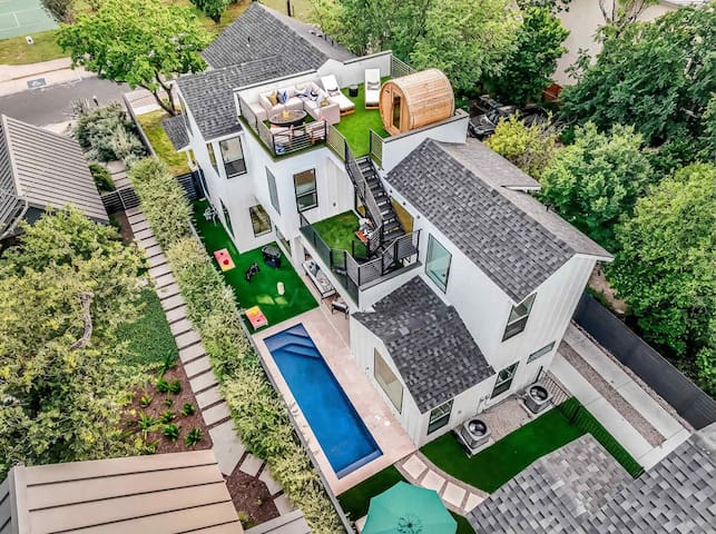 Rooftop View|Downtown 10 Mins|Heated Pool & Sauna