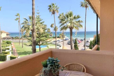 Anuncio de Airbnb popular: Marbella Beachfront 2-4 Apartment with sea views en Marbella