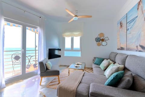 Top performing Airbnb: Apartment & parking in front of the sea. Victoria in Cádiz
