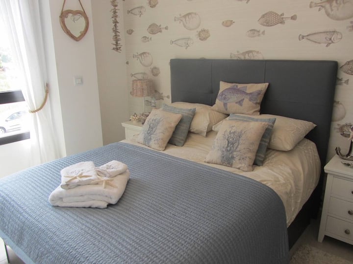 City Apt - Sleeps 4, Community Pool & Parking - Dénia