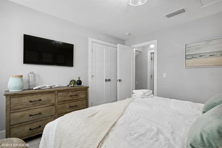 Четвърта спалня, суперголямо двойно легло