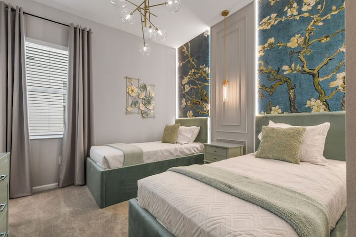 Chumba cha kulala cha kifahari chenye maua, rangi laini na mwangaza maridadi kwa ajili ya starehe.