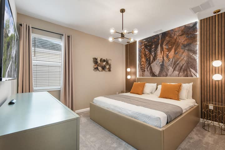 Chumba cha kulala chenye joto chenye mapambo yaliyohamasishwa na mazingira ya asili, mwangaza wa kisasa na vivutio vya starehe.