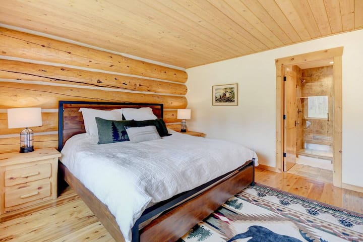 מיטת קינג סייז בחדר השינה הראשי בקומה הראשונה עם אמבטיה צמודה