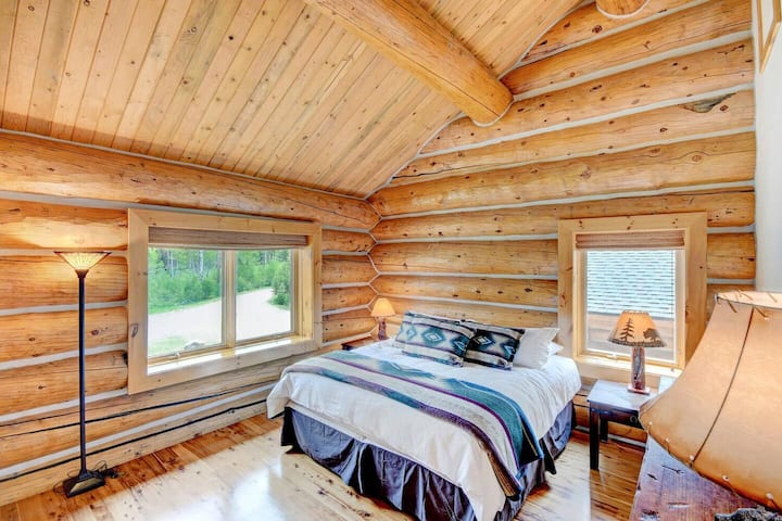 מיטת קינג סייז בחדר השינה בקומה השנייה