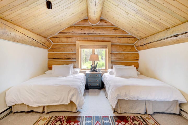 חדר שינה פרטי מעל המוסך עם מדרגות נפרדות, חדר רחצה צמוד ושתי מיטות קווין סייז