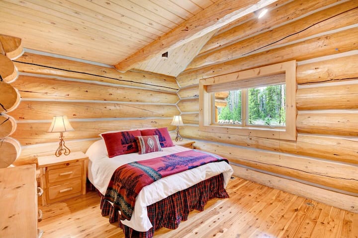 קומה ראשית, חדר שינה שני עם מיטת קווין סייז.