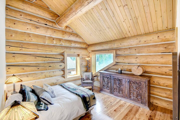 חדר שינה בקומה השנייה עם מיטת קווין סייז