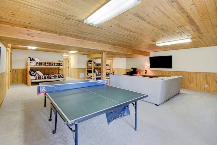 מרתף עם שני סטים של מיטות קומתיים, שתי מיטות נפרדות, אמבטיה מלאה עם אמבטיה/מקלחת, חדר כביסה ויציאה לג'קוזי