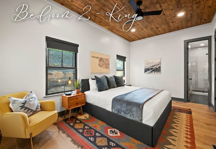 この居心地の良い寝室の天国で、素朴な魅力と現代的な快適さを融合させましょう。 キングサイズの夢が待っています！