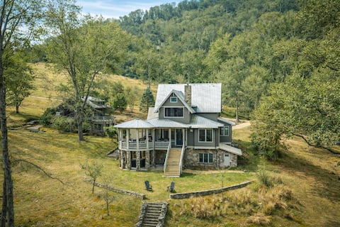 Luxurious Home | Mountain Views + Hot Tub
