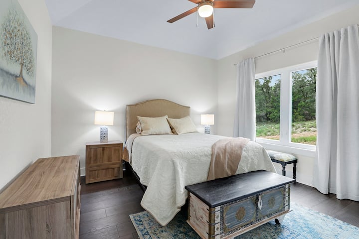 בחדר שינה 2 יש מיטת קווין סייז.