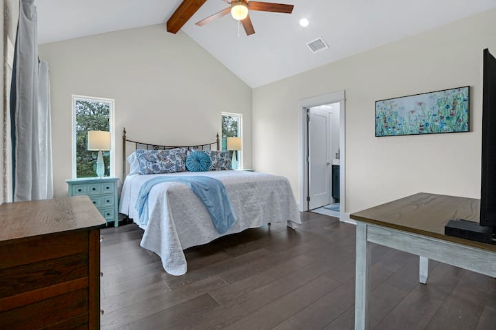 בחדר שינה 1 יש מיטת קינג סייז וחדר רחצה צמוד (1).