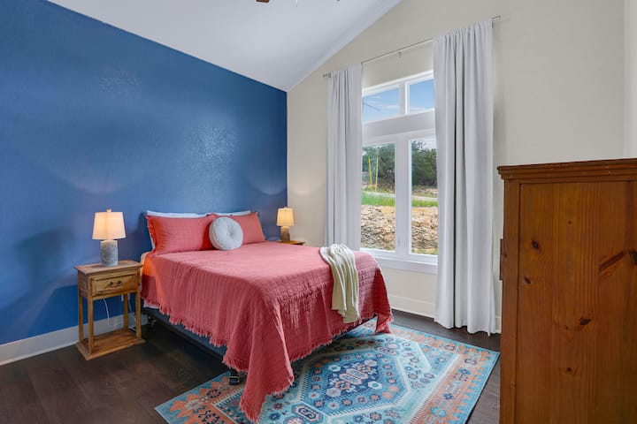 בחדר שינה 3 יש מיטת קווין סייז.