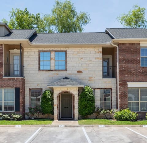 Top Airbnb: Denim: 3 BRs w/King Bed/Ensuite Bath/TV in College Station