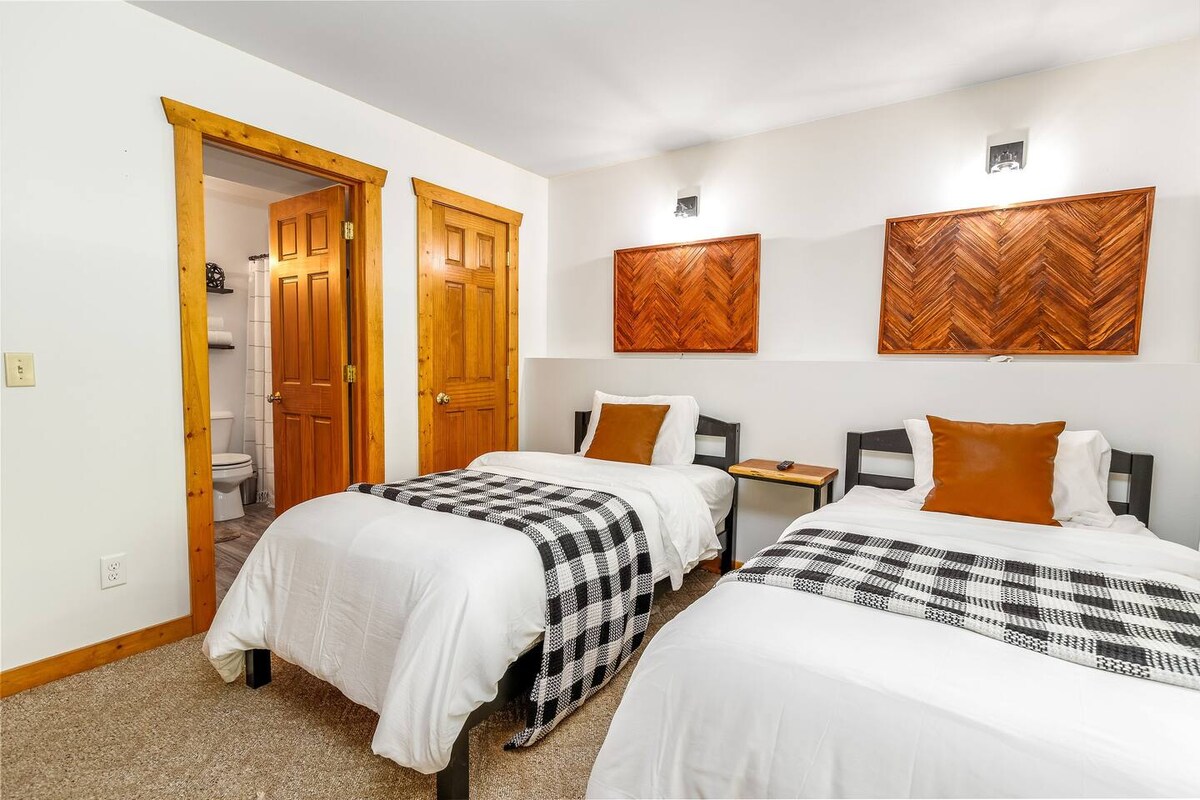 Downstairs bedroom includes 2 twin beds and an ensuite