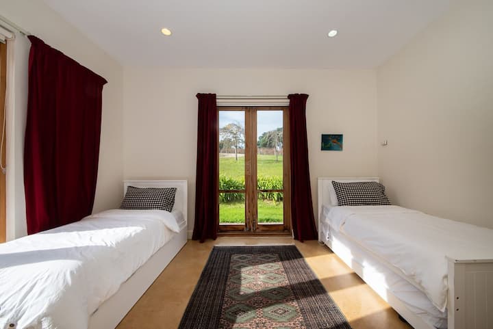 五号卧室配有两张单人床和一张轮椅床 