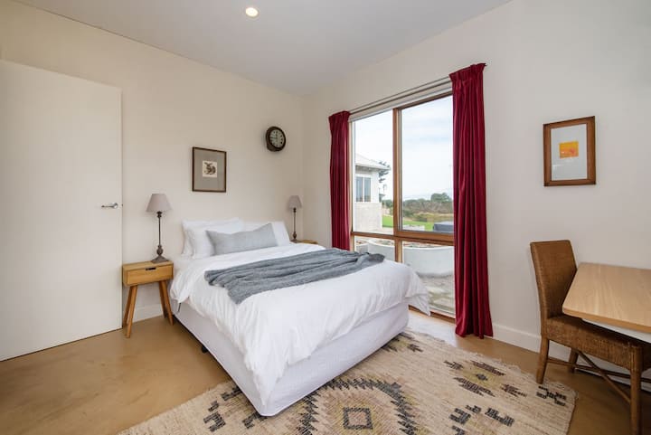 二号卧室，配有标准双人床 