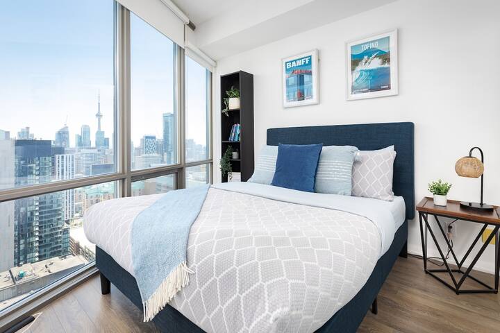 Spacious 2BR 2BA with CN Tower and Skyline View! gallery image 2