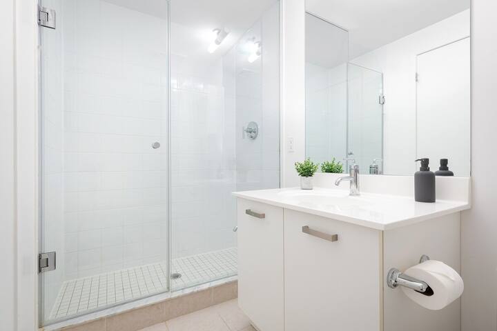 Spacious 2BR 2BA with CN Tower and Skyline View! gallery image 5