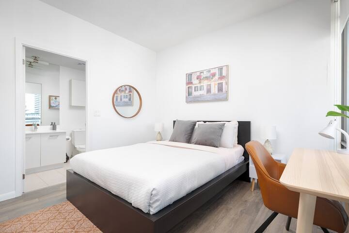 Spacious 2BR 2BA with CN Tower and Skyline View! gallery image 4