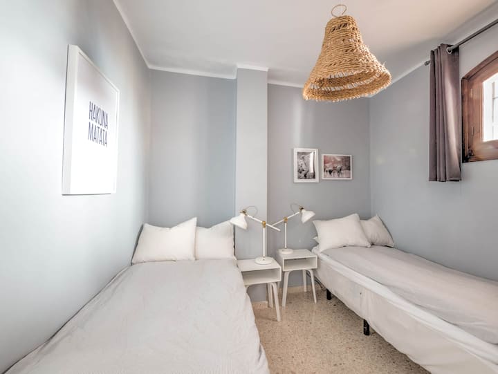 Მე ‑ 2 საძინებელში არის ორი ერთადგილიანი საწოლი, რომელთა ერთმანეთთან მიბმასაც მარტივად შეძლებთ, რომ სურვილისამებრ ორადგილიანი საწოლი შექმნათ.