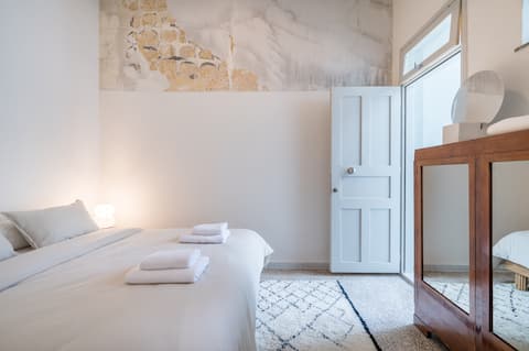 Popular Airbnb listing: Charlie – Timeless Charm & Modern Comfort in αγ.κων/νοσ πλ.βαθησ