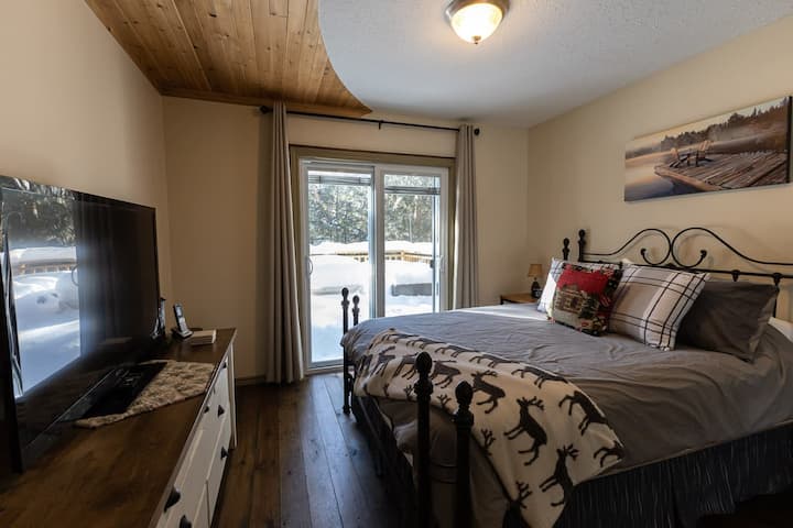 3号卧室楼上层设有一张加大双人床和一台49英寸智能电视。 