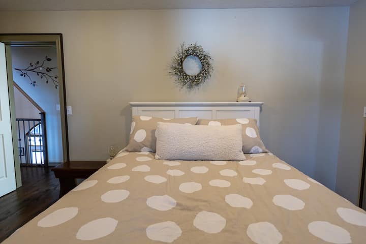 卧室2位于小屋的主楼层，配有一张标准双人床。 