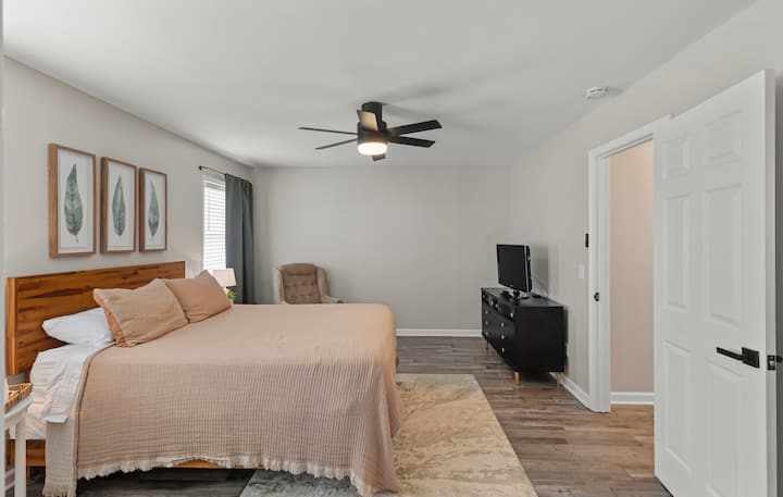 חדר שינה ראשי עם טלוויזיה חכמה