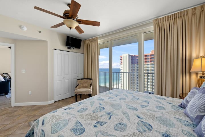 Dormitorio principal tamaño king con TV inteligente y baño privado para una estancia cómoda. ¡Disfruta del acceso al balcón y de las vistas al golfo!