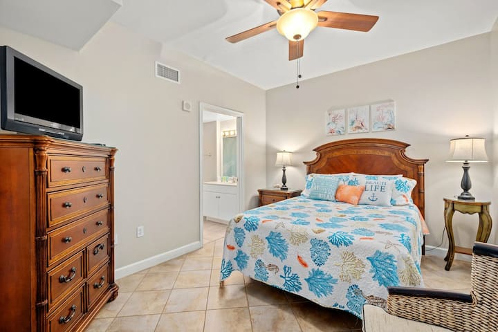 Dormitorio de invitados con cama tamaño queen y televisor inteligente, perfecto para parejas o huéspedes adicionales.